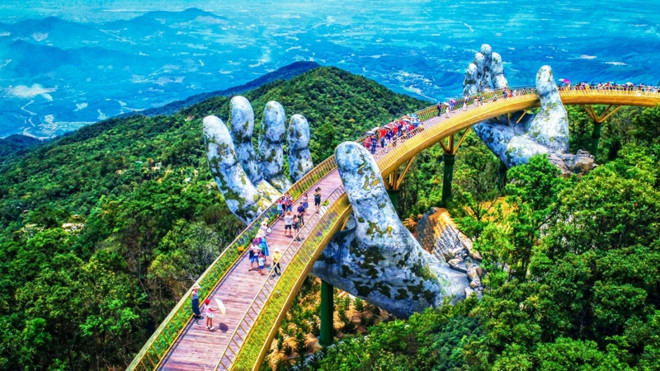  Cầu Vàng đang là điểm đến rất nổi tiếng của Việt Nam.